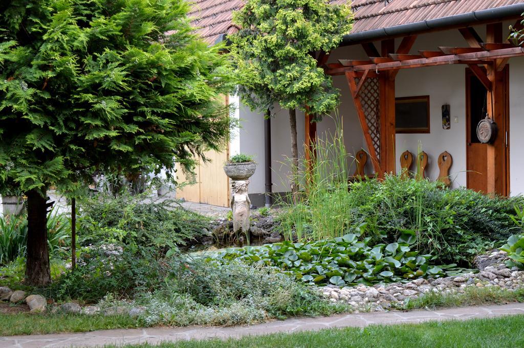 Violetta Vendeghaz Hotel Eger Exterior photo